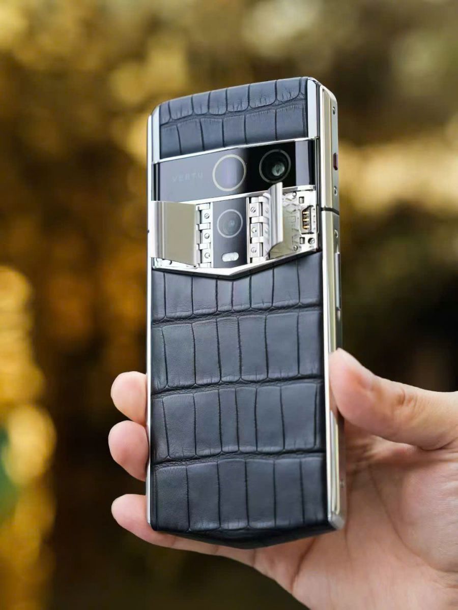 Vertu Agent Q còn chinh phục bằng sự cân đối hoàn mỹ trong thiết kế.